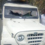 [[[[[[[[[[[[[ BIG BREAKING]]]]]]]]]]]] चलते वाहन पर पहाड़ी से गिरा पत्थर, यात्रियों में मची चीख-पुकार