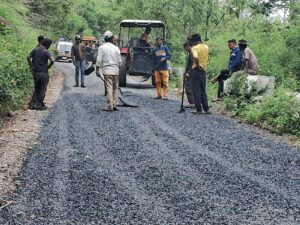 [[[[[[[[[[[[ BIG BREAKING ]]]]]]]]]]]]] बारिश से गीली सड़क पर डामरीकरण से ग्रामीणों में नाराजगी